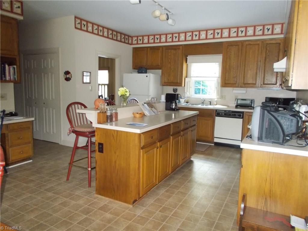 1702 Heathcliff Road High Point, NC 27262 - Photo 5 of 15 Gallery Image 5