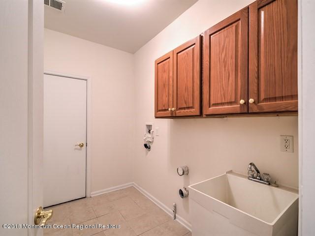 20 Yates Road Manalapan, NJ 07726 - Photo 34 of 44 LAUNDRY ROOM