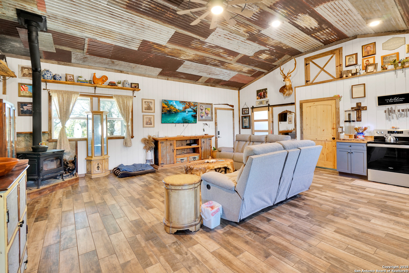 125 Valencia Drive Kerrville, TX 78028 - Photo 3 of 47