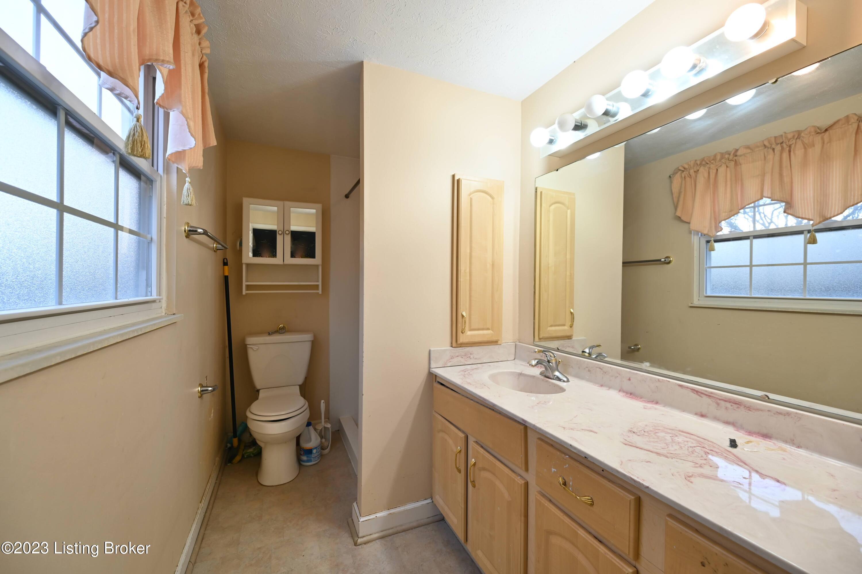 6500 Mandeville Road Louisville, KY 40228 - Photo 23 of 37 DSC_2001
