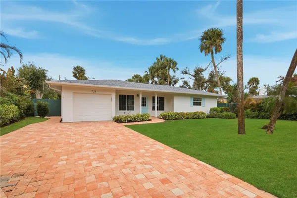 a view of a house with a backyard