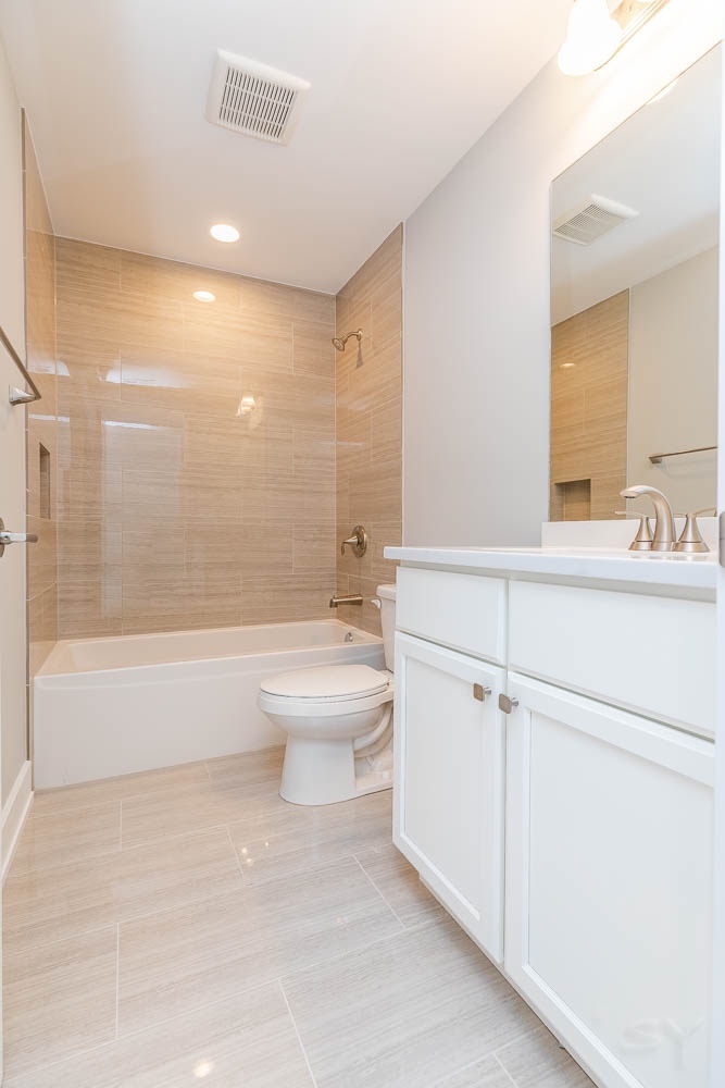 2307 West 19th Street, Unit 2 Chicago, IL 60608 - Photo 11 of 16 a bathroom with a toilet a sink and a bathtub