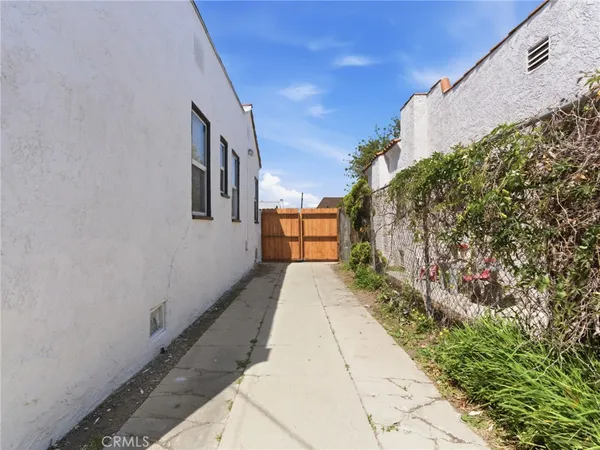 $729,950 | 2042 West 75th Street, Los Angeles, CA 90047