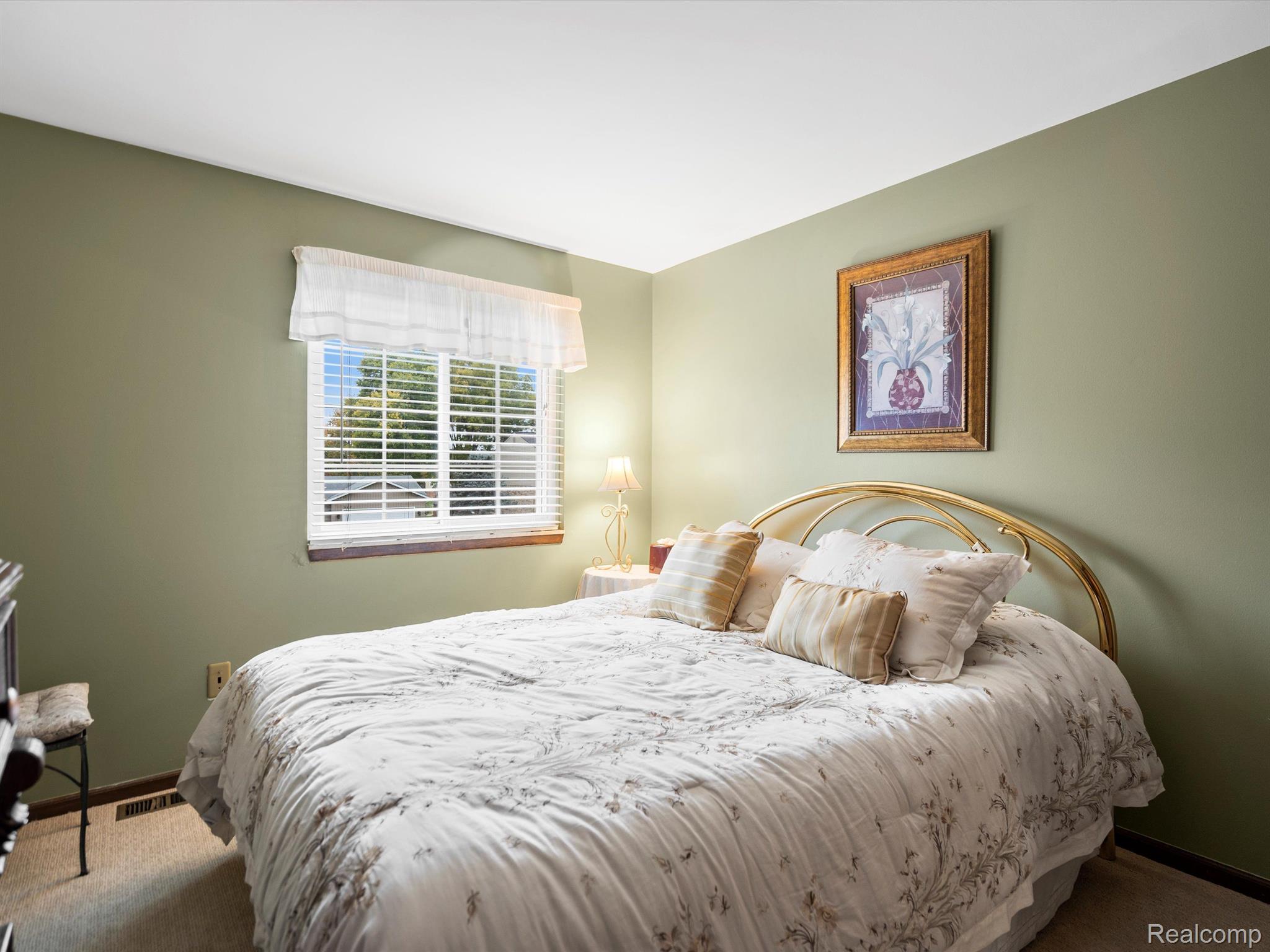 960 Dahlia Lane Rochester, MI 48307 - Photo 24 of 35 2nd Bedroom w/newer carpet