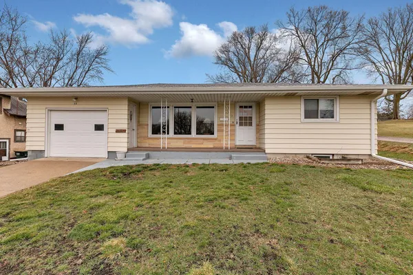 $200,000 | 33 5th Avenue Northwest, Hutchinson, MN 55350