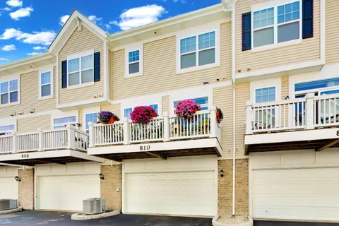$499,900 | 810 Lexington Circle West, Des Plaines, IL 60016