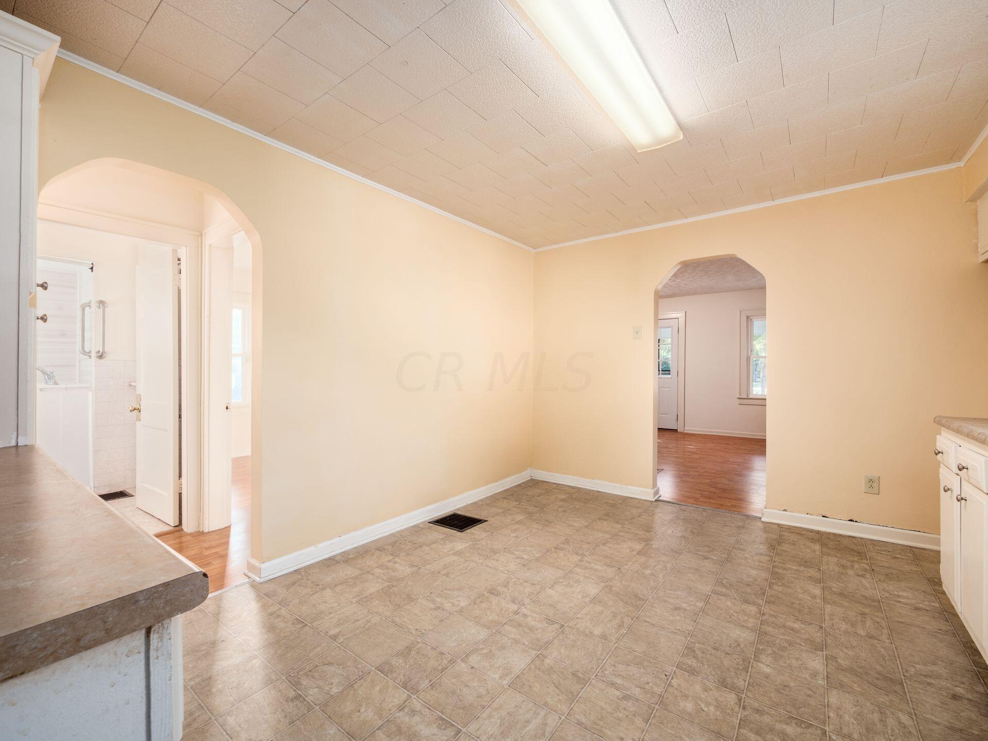 2596 Zollinger Road Columbus, OH 43221 - Photo 15 of 32 015_ebb8_i 2596 Zollinger 021