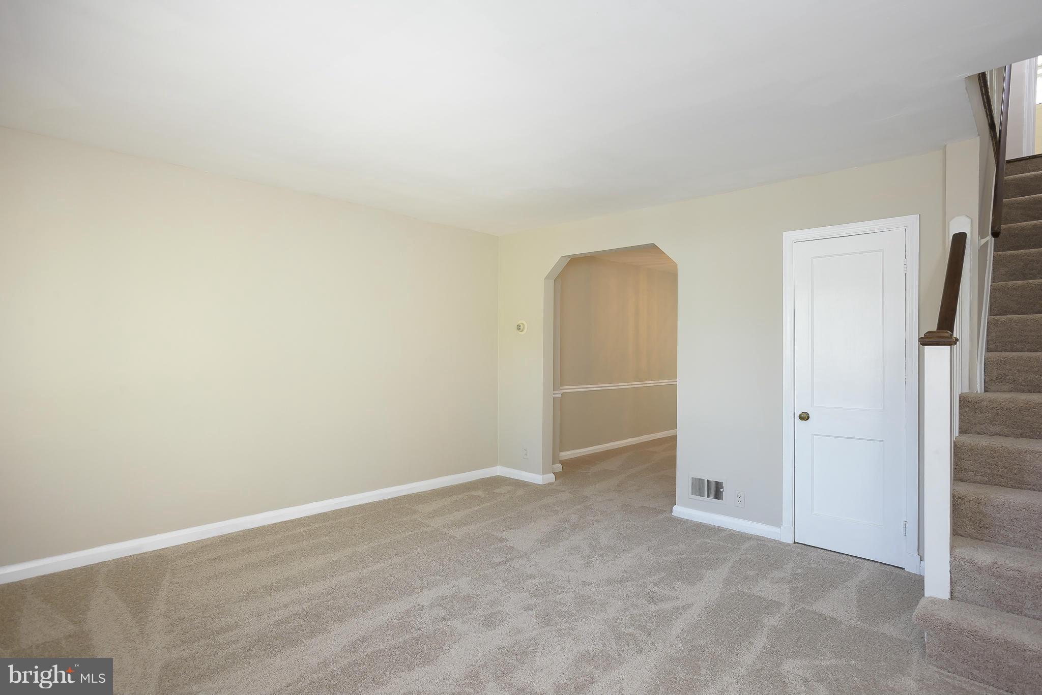 5496 Oakland Road Baltimore, MD 21227 - Photo 4 of 21 Living Room