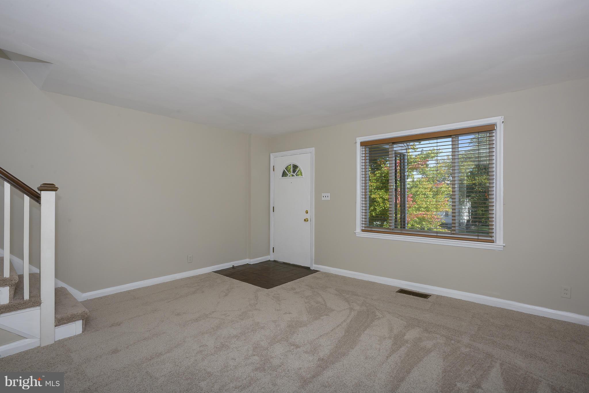 5496 Oakland Road Baltimore, MD 21227 - Photo 5 of 21 Living Room
