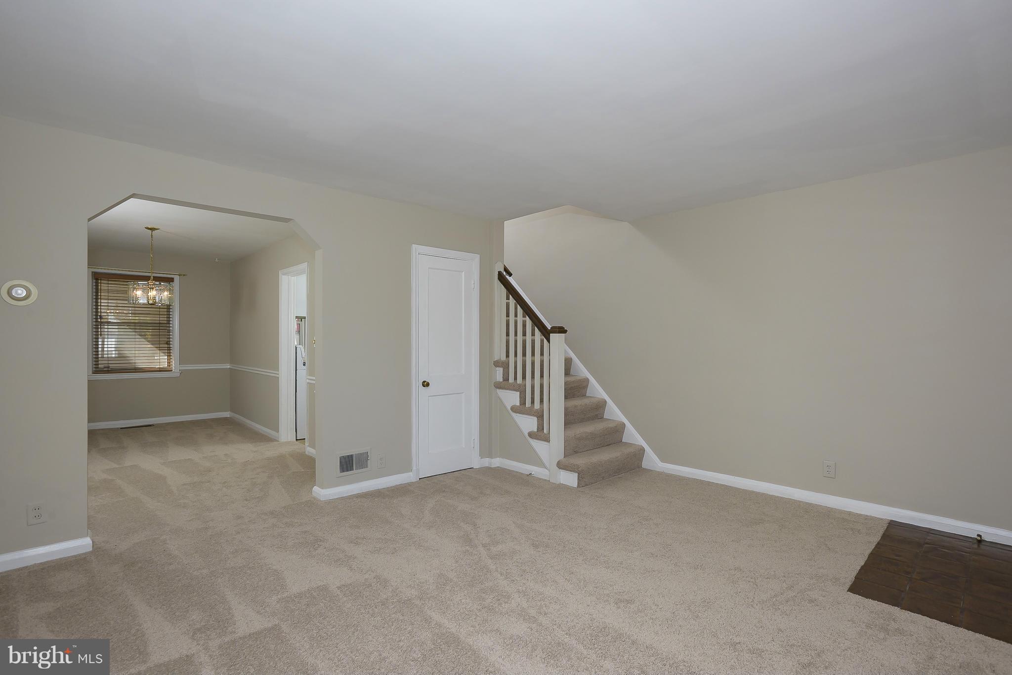 5496 Oakland Road Baltimore, MD 21227 - Photo 6 of 21 Living Room