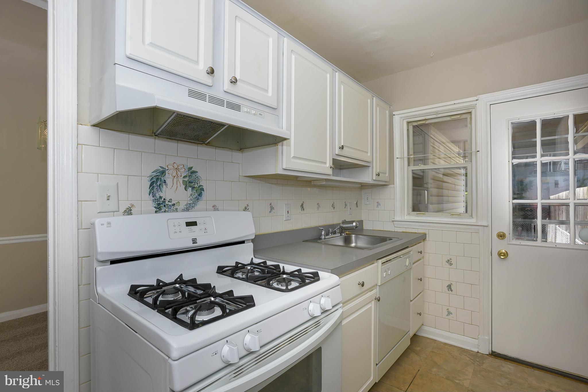 5496 Oakland Road Baltimore, MD 21227 - Photo 8 of 21 Kitchen