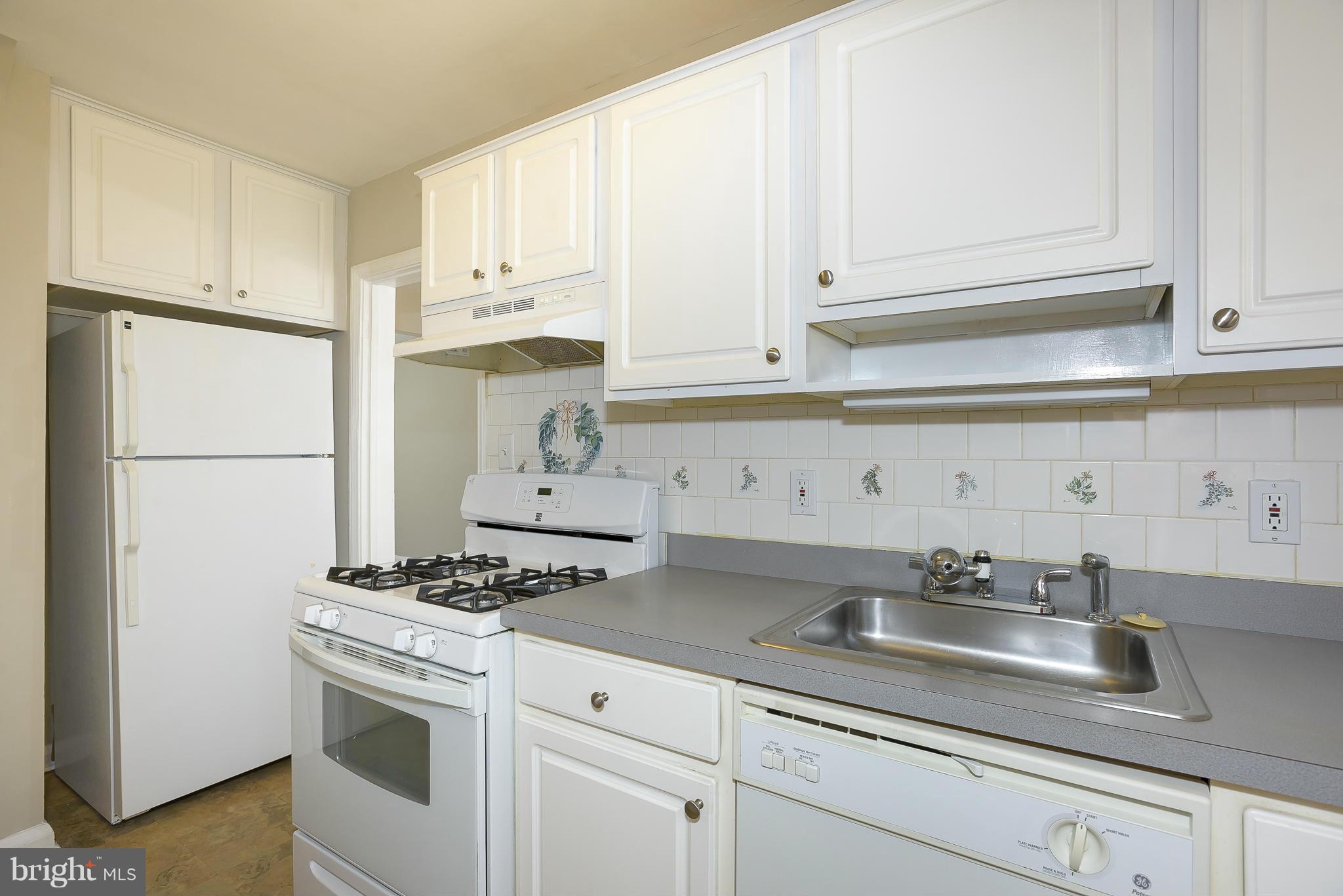 5496 Oakland Road Baltimore, MD 21227 - Photo 9 of 21 Kitchen