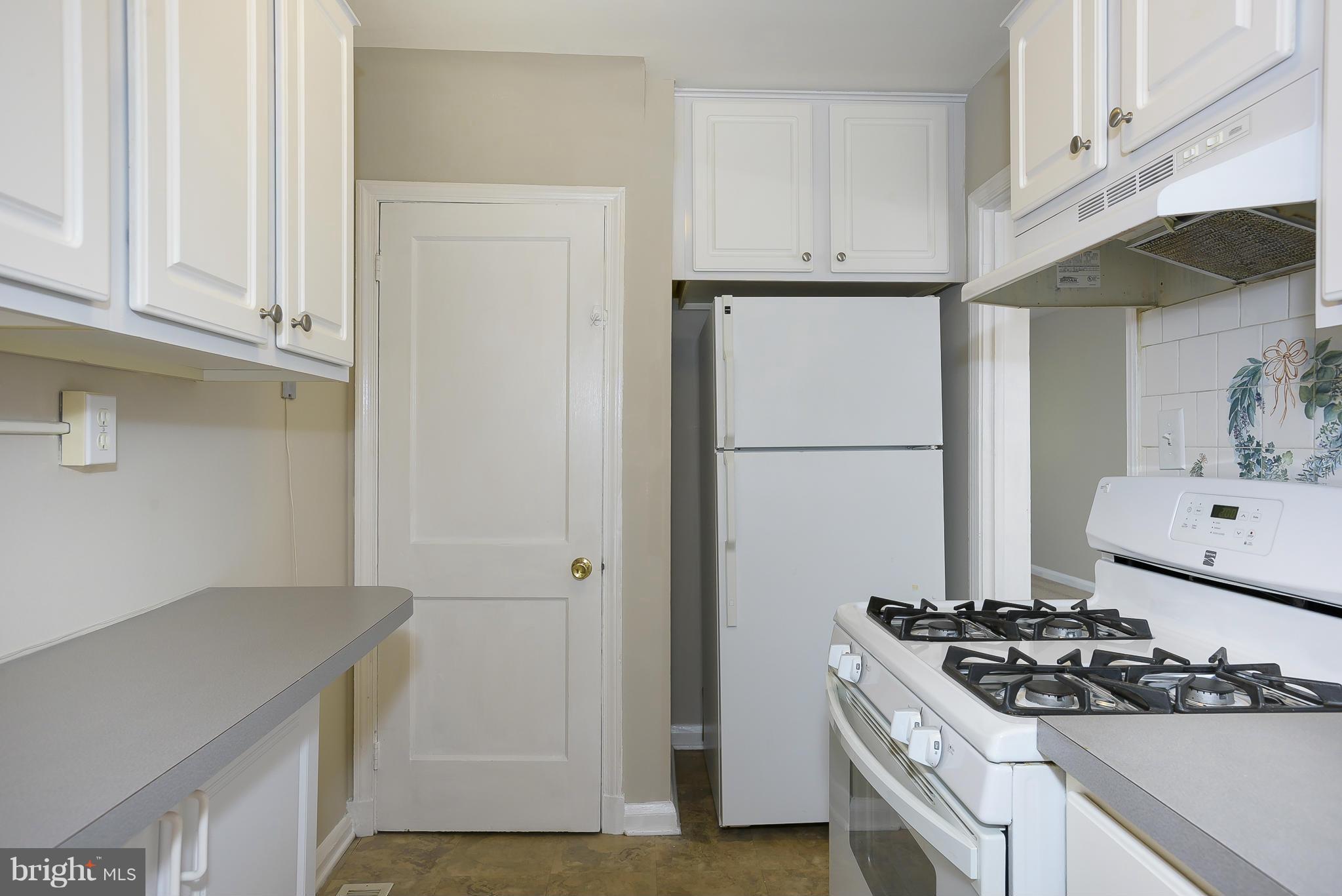 5496 Oakland Road Baltimore, MD 21227 - Photo 10 of 21 Kitchen