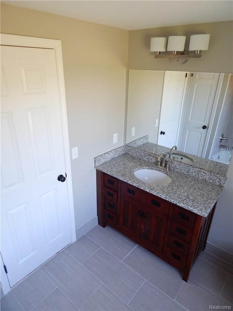 11240 Tipsico Lake Road Fenton, MI 48430 - Photo 31 of 43 DSCN5175.JPG