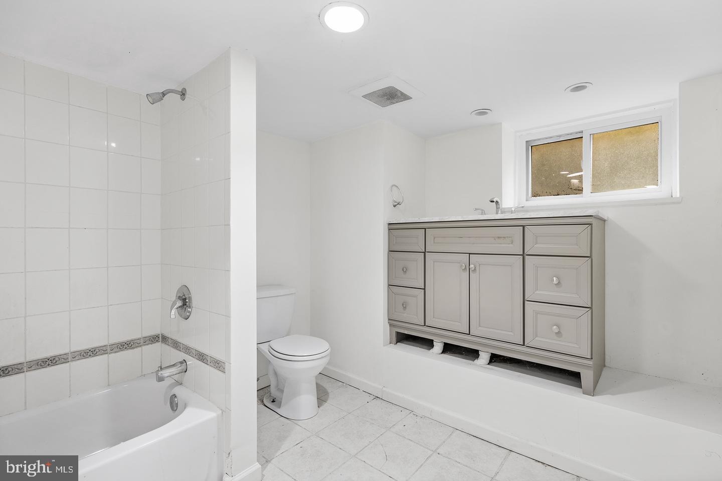 103 Llandaff Road Havertown, PA 19083 - Photo 18 of 36 a bathroom with a sink toilet a vanity and bathtub
