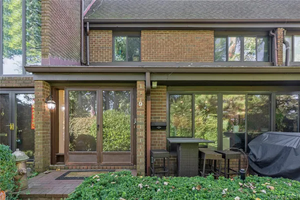 $920,000 | 9 Squirrel Hill, Unit 231, Roslyn, NY 11576