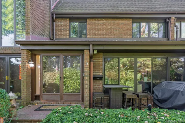 $949,000 | 9 Squirrel Hill, Unit 231, Roslyn, NY 11576