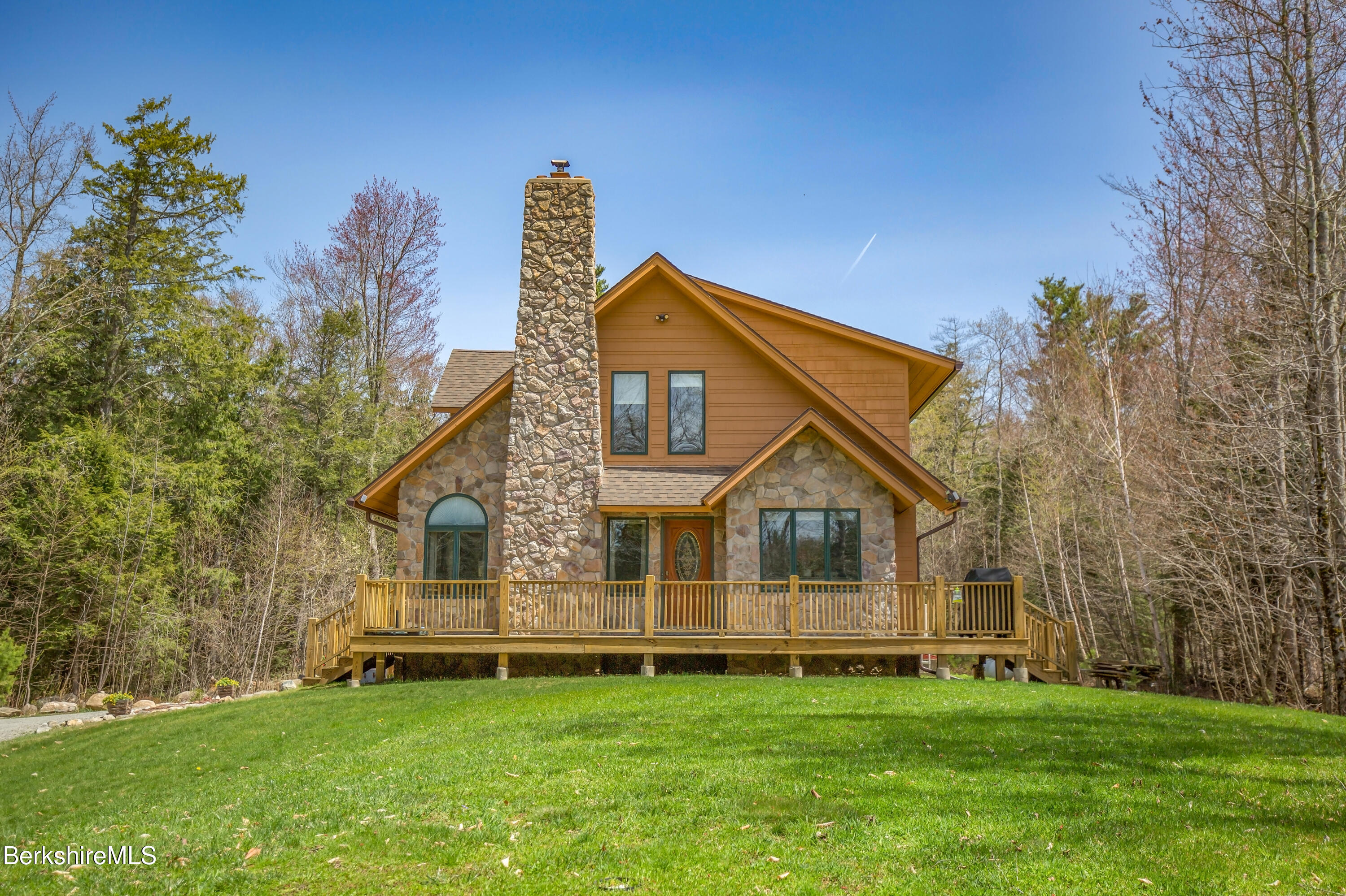 a view of a house with a backyard