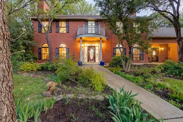 $900,000 | 140 Creekside Drive, Double Oak, TX 75077