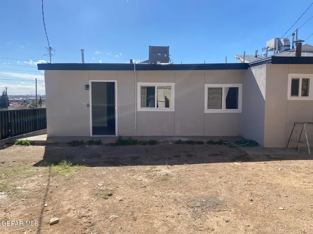 a view of a house with a backyard