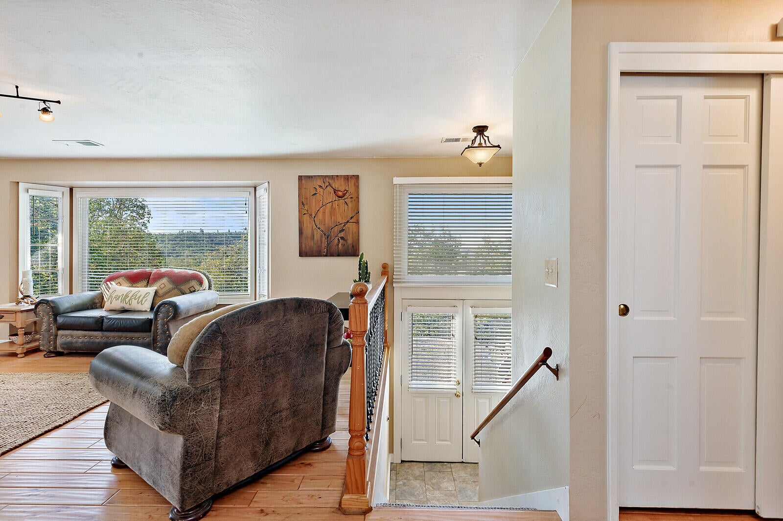 1477 Worthington Road Eagle Point, OR 97524 - Photo 21 of 65 22-Staircase