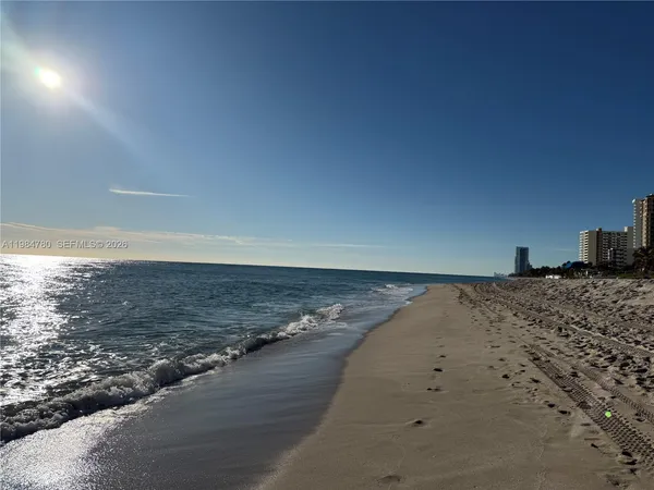 $1,800 | 1825 South Ocean Drive, Unit 305, Hallandale Beach, FL 33009