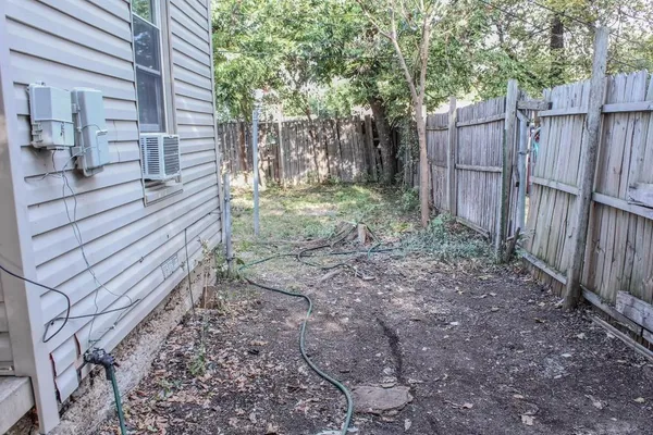 $1,475 | 202 Southeast 9th Street, Grand Prairie, TX 75051