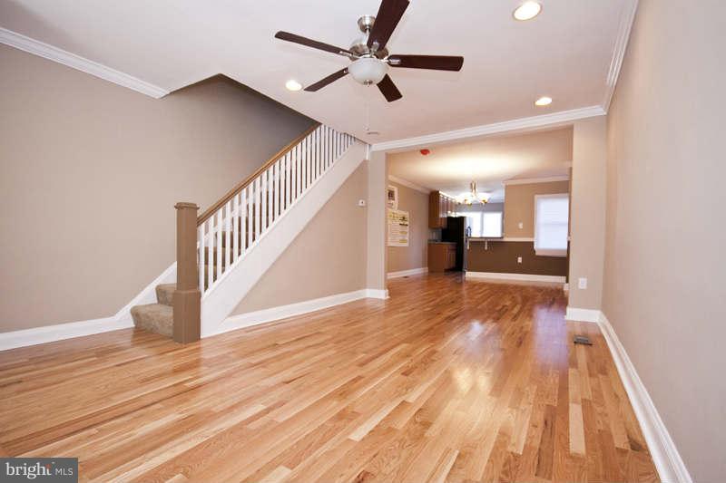 3724 Flowerton Road Baltimore, MD 21229 - Photo 15 of 28 Living Room