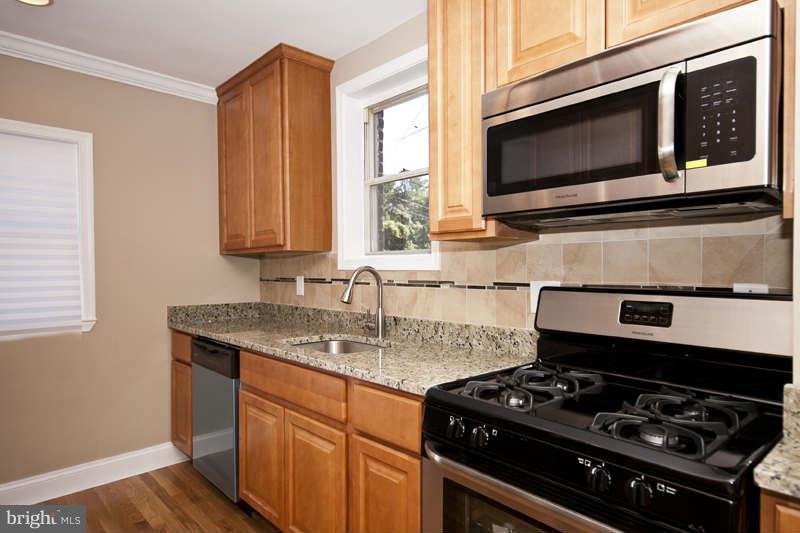 3724 Flowerton Road Baltimore, MD 21229 - Photo 2 of 28 Kitchen