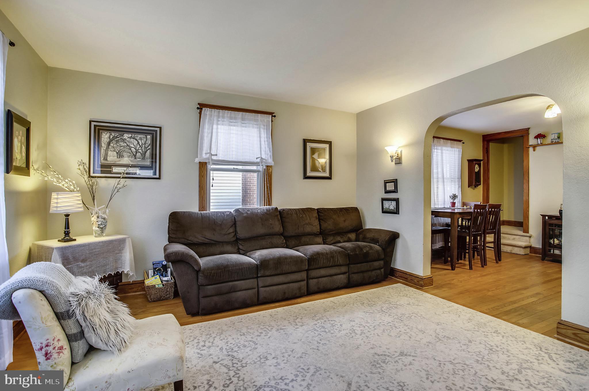 5564 Ashbourne Road Baltimore, MD 21227 - Photo 3 of 30 Living Room