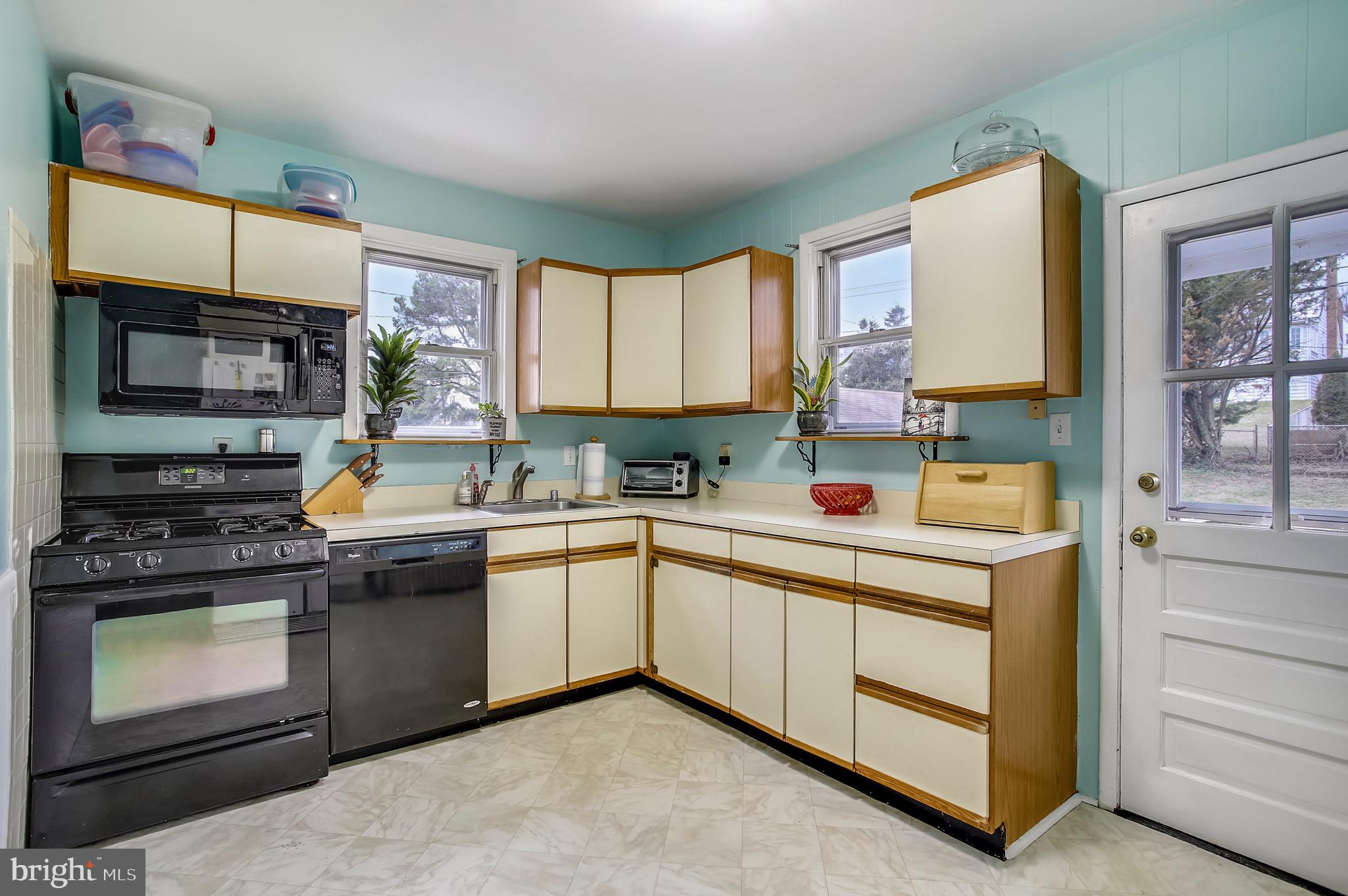5564 Ashbourne Road Baltimore, MD 21227 - Photo 8 of 30 Main Level Kitchen