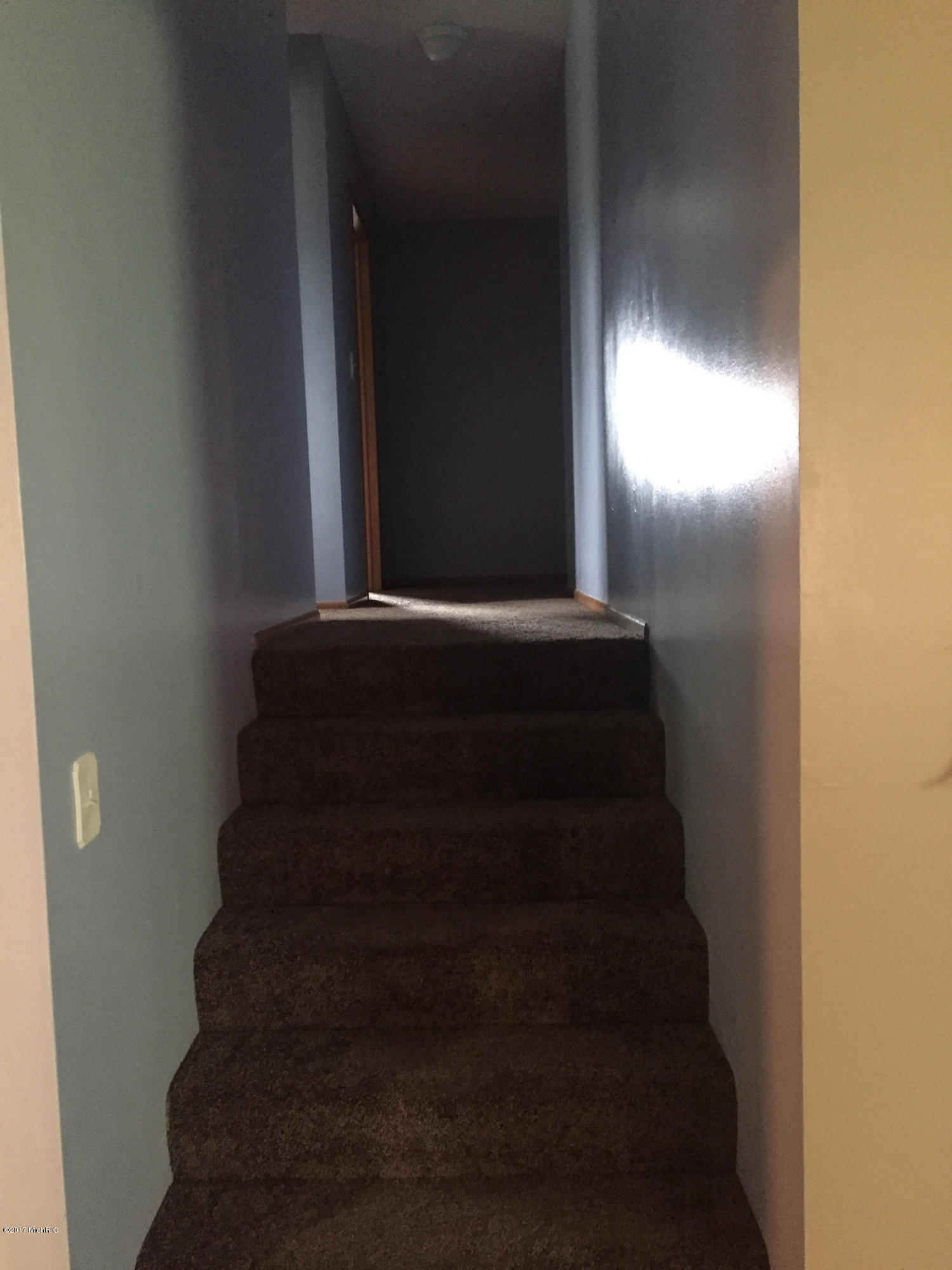 12980 Hudson Road Hudson, MI 49247 - Photo 16 of 29 staris