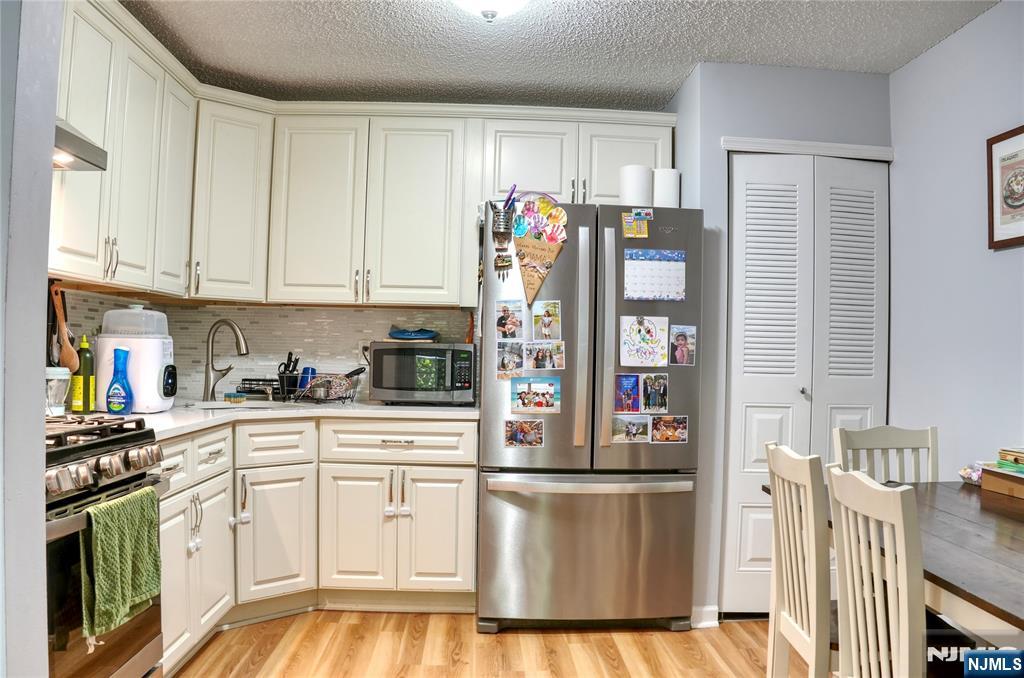 388 Poets Way Mahwah, NJ 07430 - Photo 5 of 30