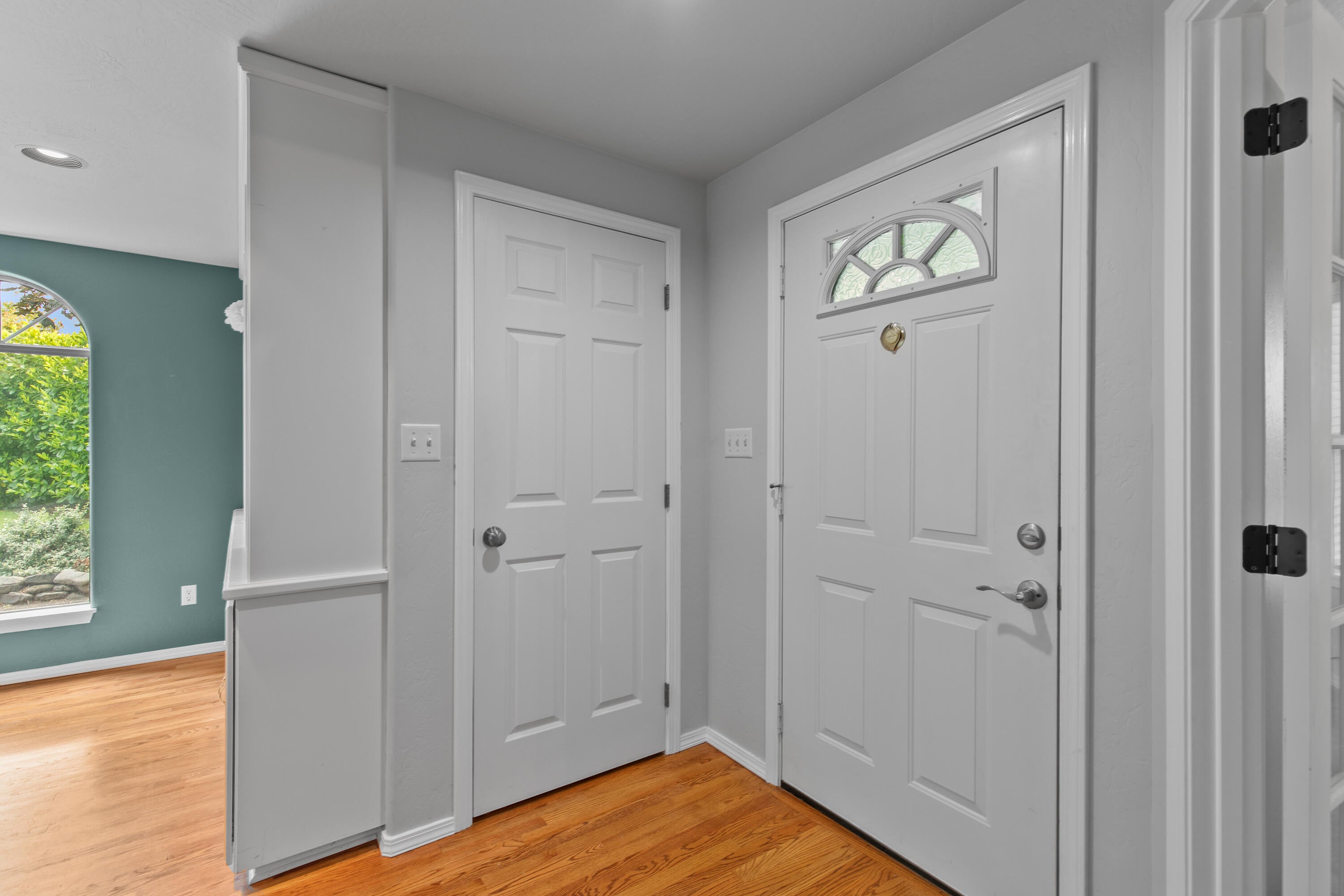 2338 Ridge Way Medford, OR 97504 - Photo 3 of 48 Entry - 3