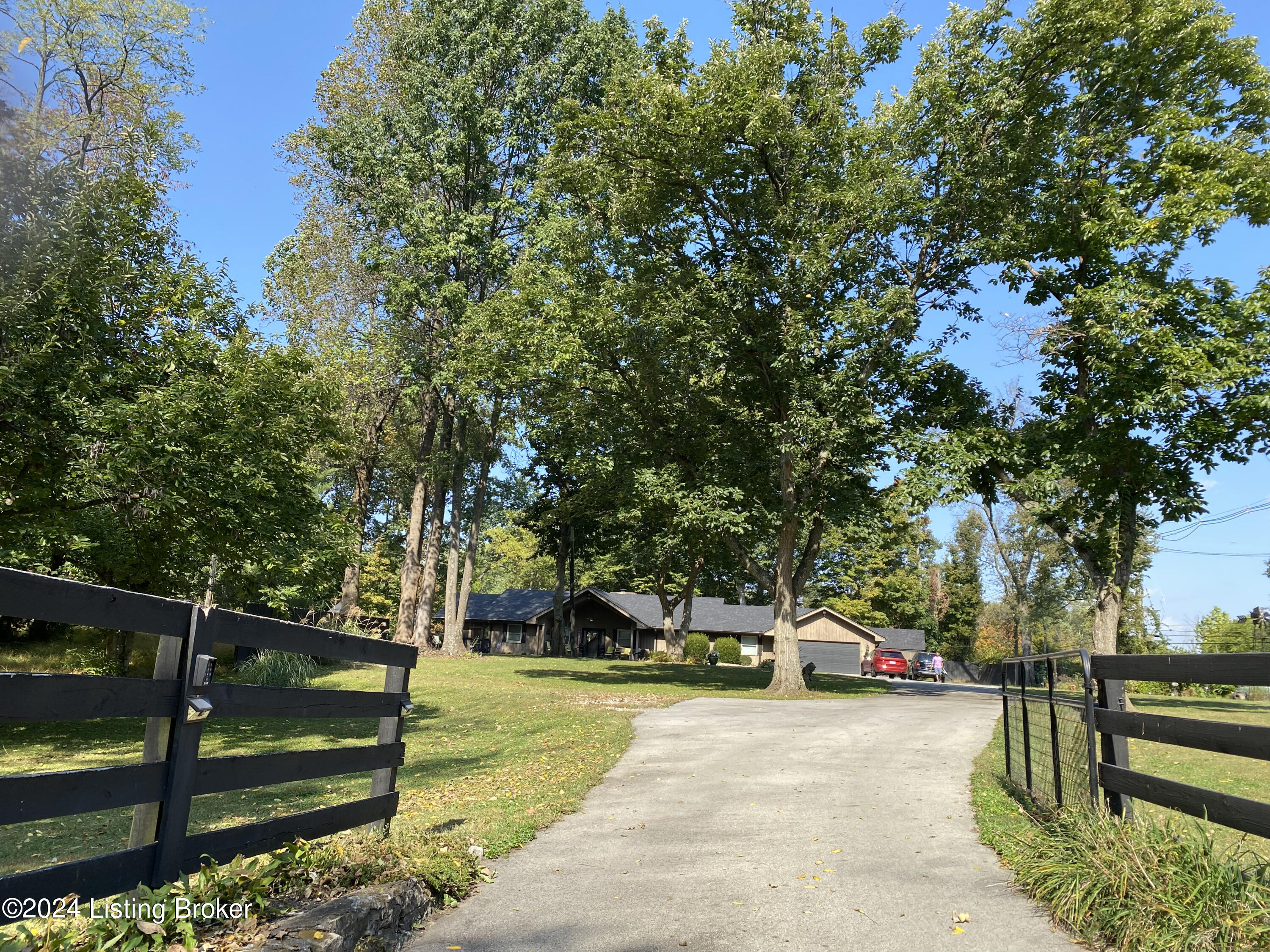 6410 River Road Prospect, KY 40059 - Photo 5 of 142 IMG_7910 (1) conv