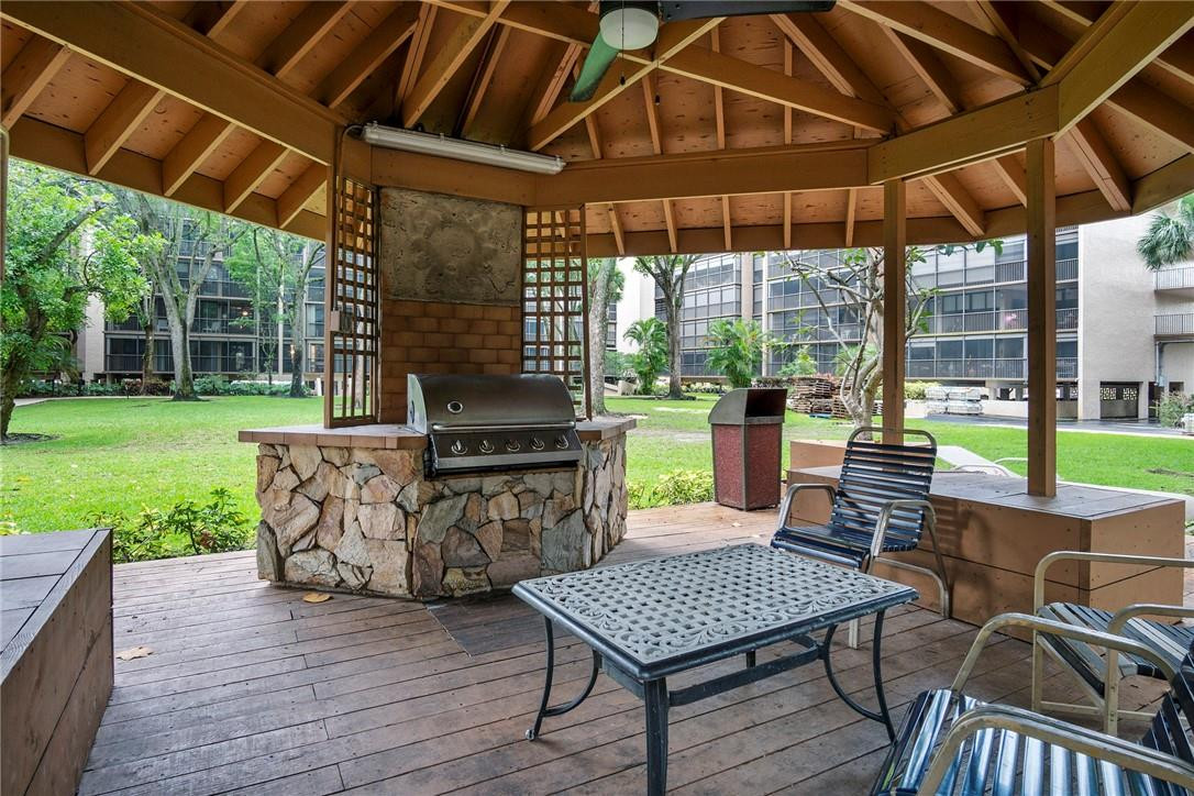2810 North 46th Avenue, Unit 462 Hollywood, FL 33021 - Photo 28 of 31 a view of a backyard with sitting area and furniture