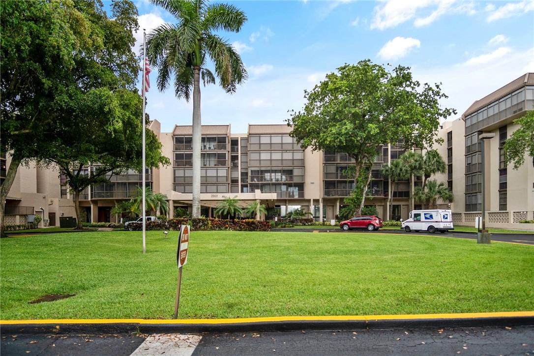 2810 North 46th Avenue, Unit 462 Hollywood, FL 33021 - Photo 30 of 31 a view of a volley ball court