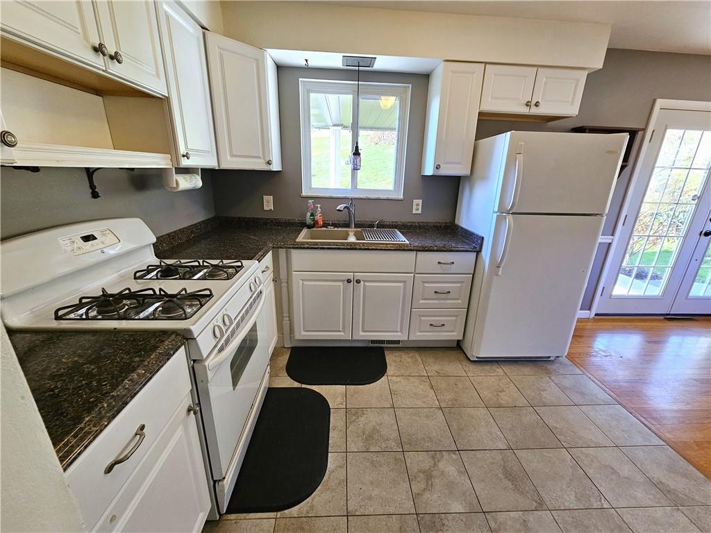 263 Lacock Street Washington, PA 15301 - Photo 5 of 33 a kitchen with a stove a refrigerator and a sink