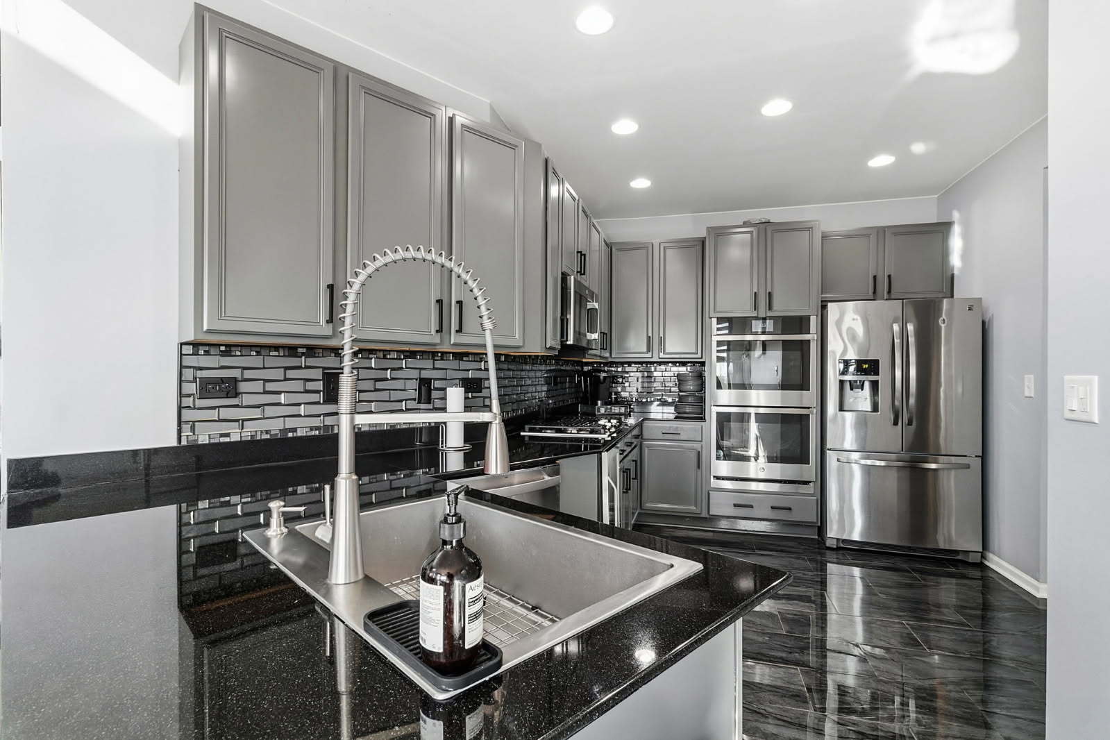 737 St Johns Place Addison, IL 60101 - Photo 4 of 18