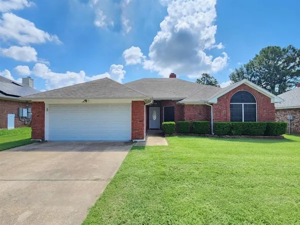 $2,400 | 2906 Whetstone Lane, Euless, TX 76039