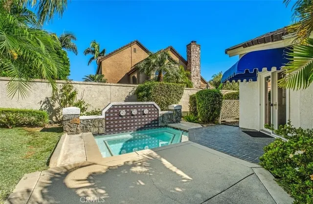 a view of a yard with a house