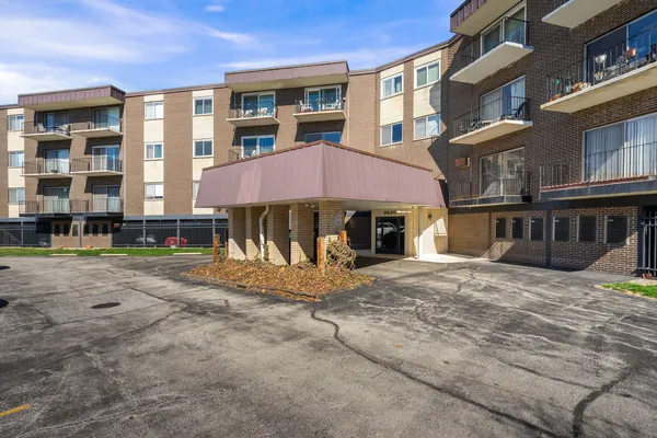 $209,000 | 9820 South Pulaski Road, Unit 315, Oak Lawn, IL 60453