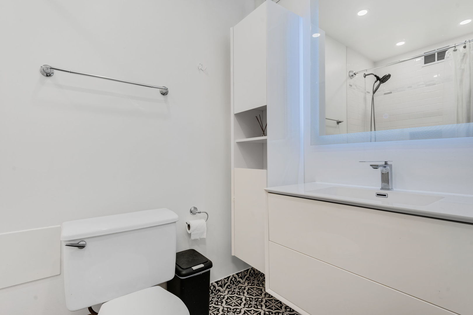 9820 South Pulaski Road, Unit 315 Oak Lawn, IL 60453 - Photo 15 of 20 a bathroom with a toilet sink and shower