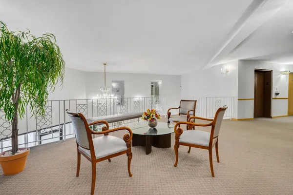 $199,000 | 9820 South Pulaski Road, Unit 315, Oak Lawn, IL 60453