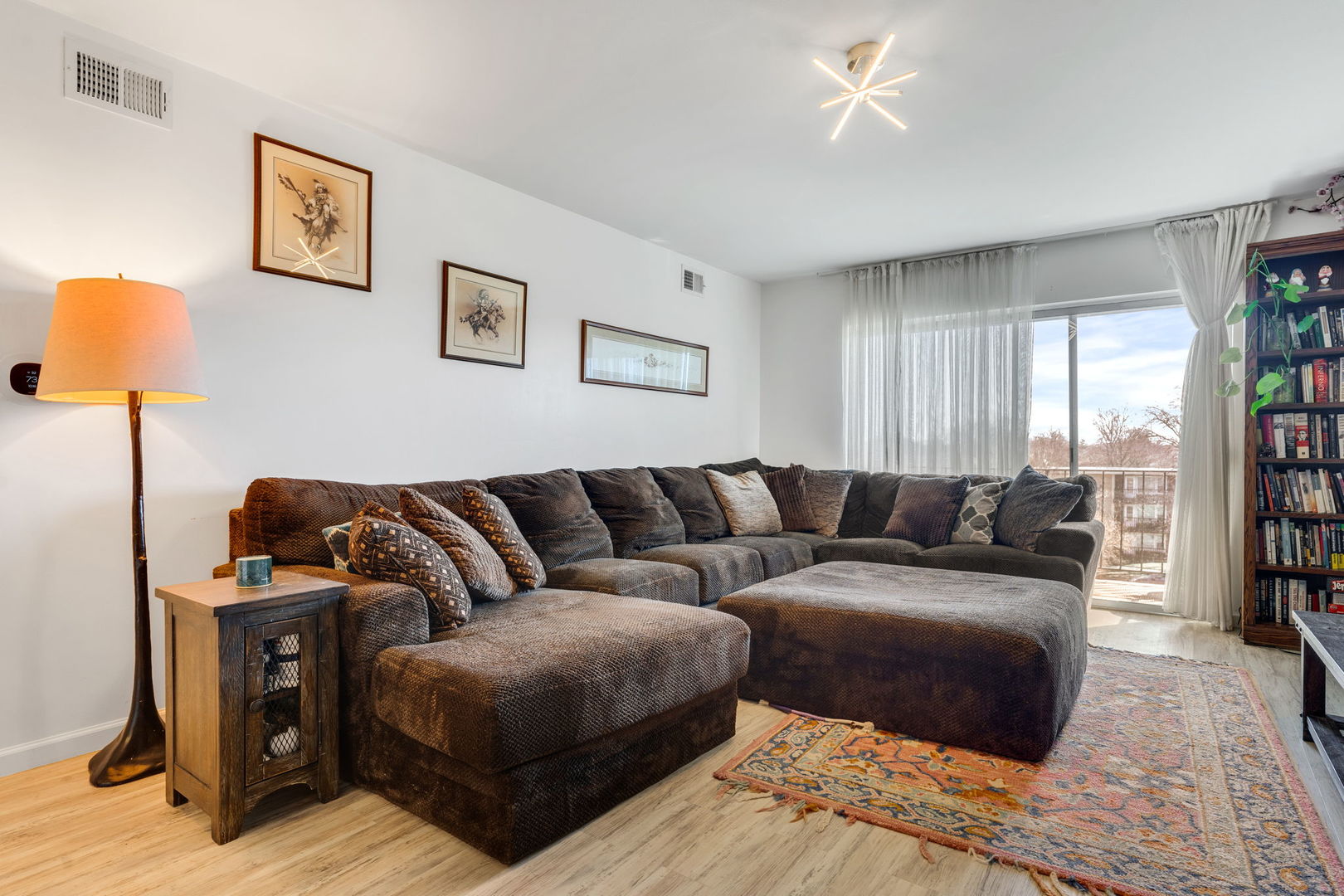 9820 South Pulaski Road, Unit 315 Oak Lawn, IL 60453 - Photo 8 of 20 a living room with furniture and a lamp