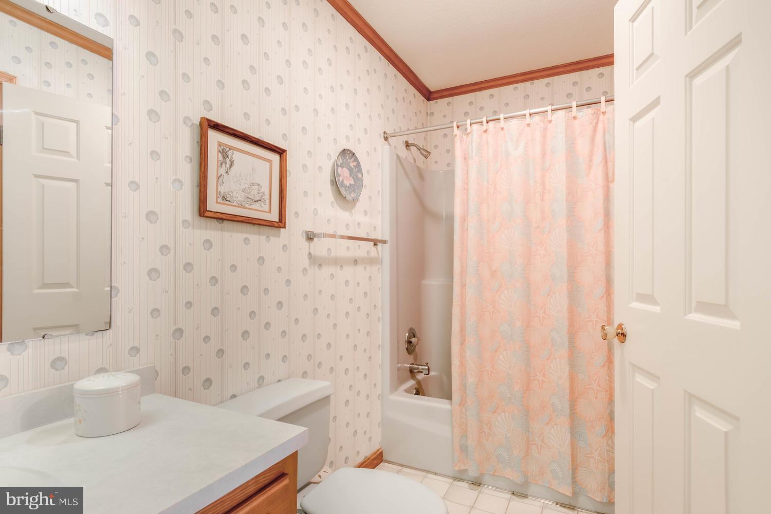 806 Seabreeze Road Cambridge, MD 21613 - Photo 25 of 41 Hall bath on second floor with tub/shower combo.