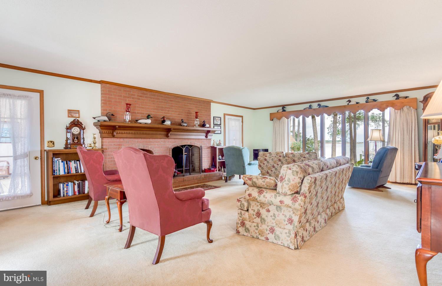 806 Seabreeze Road Cambridge, MD 21613 - Photo 10 of 41 Very spacious living /family room.