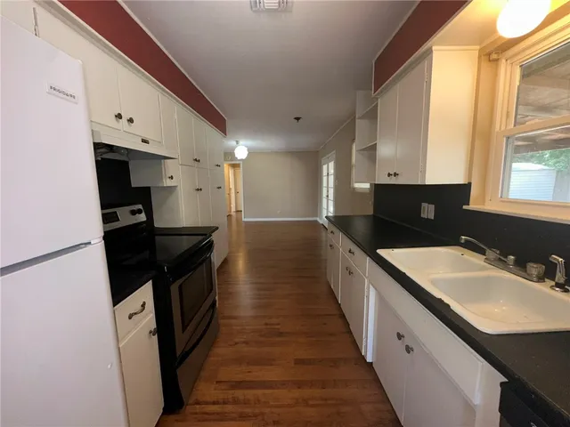 $1,700 | 1113 Memorial Parkway, Portland, TX 78374