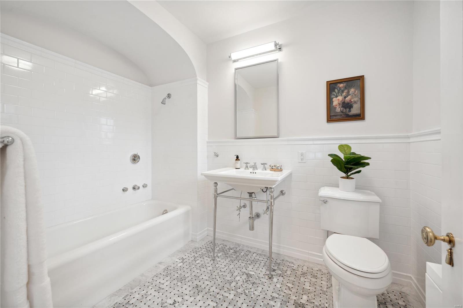 10490 Ladue Road St. Louis, MO 63141 - Photo 23 of 59