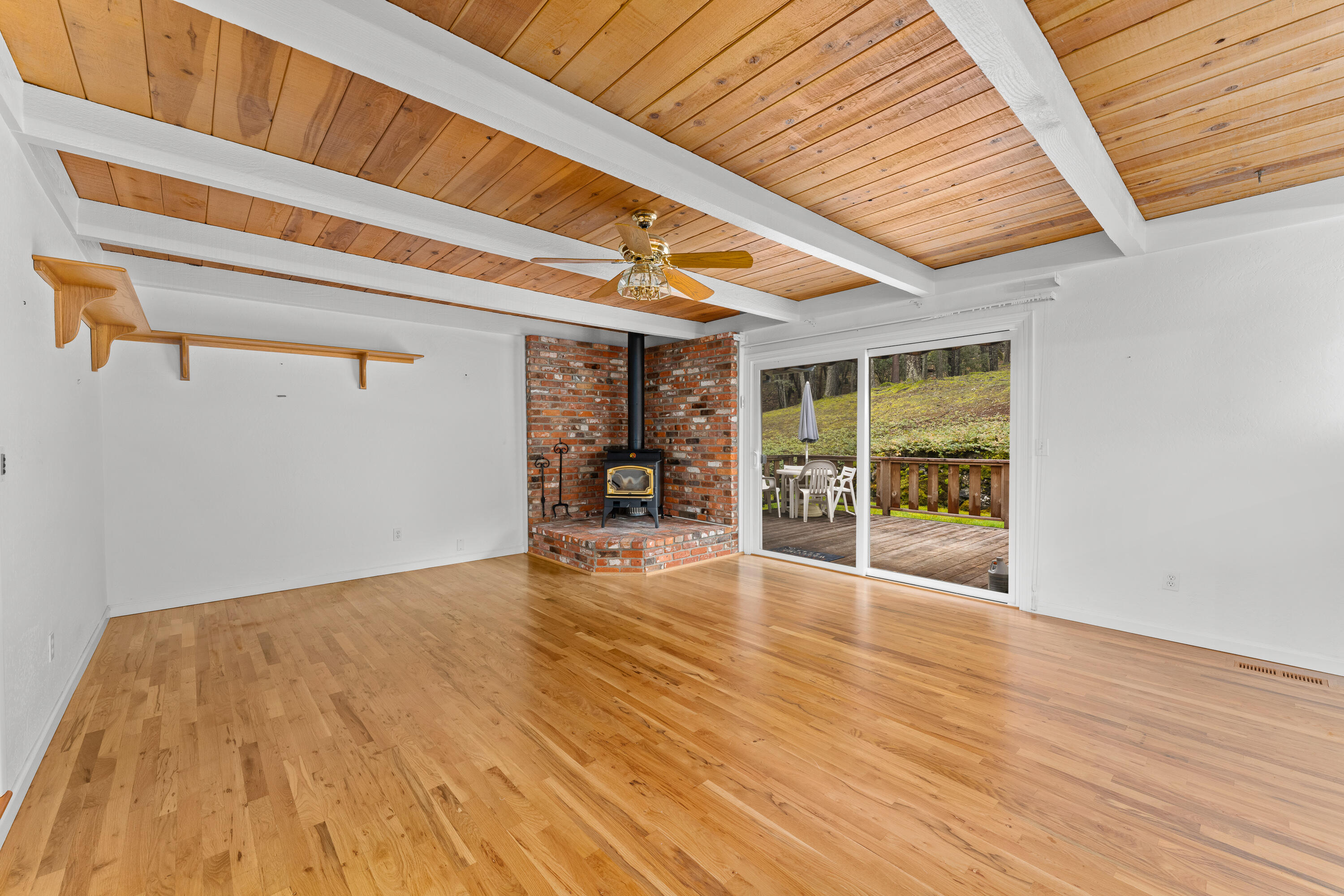 414 Colin Road Grants Pass, OR 97527 - Photo 5 of 23 414 colin LIVING ROOM NEW